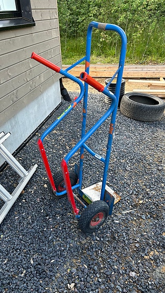 Sininen nokkakärry ilmakumirenkailla