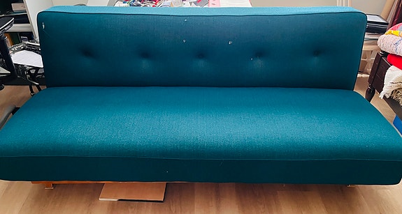 Vihreä vuodesohva säilytystilalla