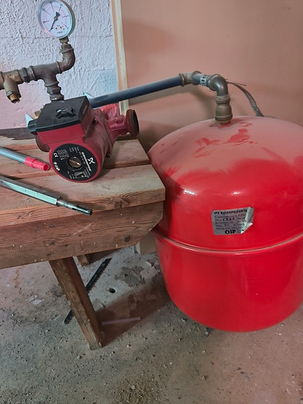 OIP kalvopaisunta-astia ja Grundfos kiertovesipumppu