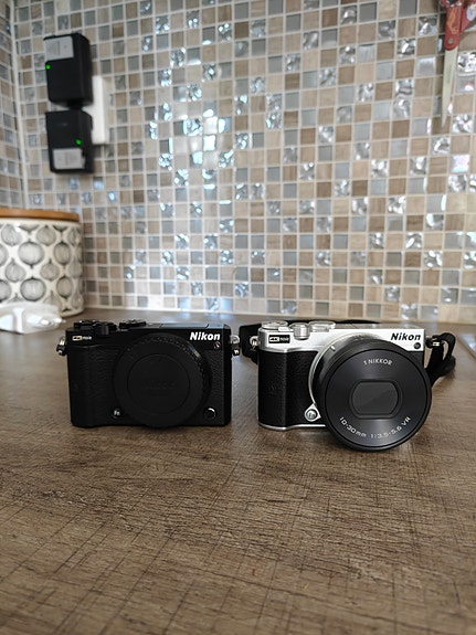Nikon 1 J5 peilitön järjestelmäkamera