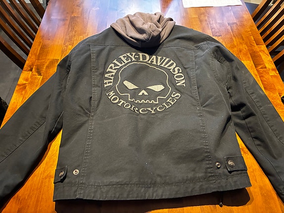 Harley-Davidson ajotakkeja ja housut