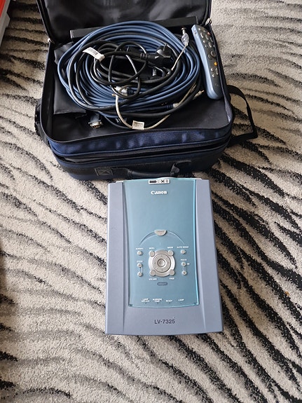 Canon videotykki LV-7325 +valkokangas