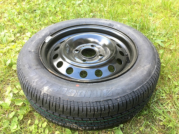 Käyttämätön rengas ja vanne