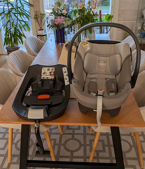 Cybex Aton 5 turvakaukalo ja Aton Base 2 -telakka