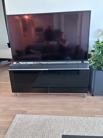 TV-taso musta-valkoinen kaapilla