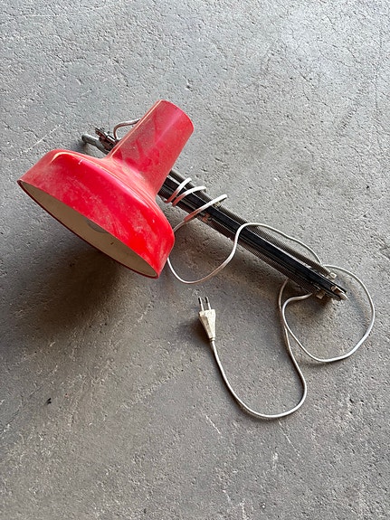 Punainen retro seinävalaisin