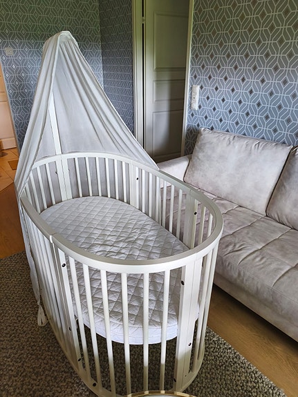 Stokke Sleepi V2 Mini ja jatkopalat, valkoinen pinnasänky, patjat, verho yms