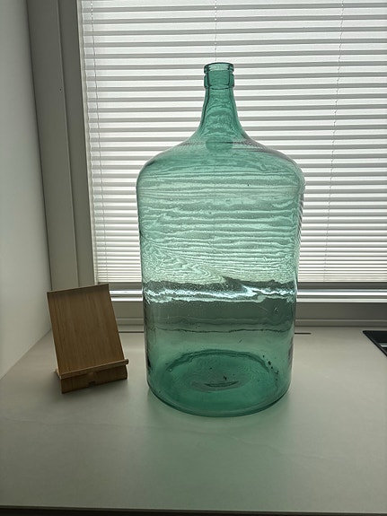 Vihreä suuri lasipullo