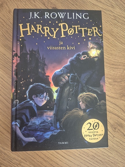Harry Potter ja viisasten kivi kirja suomeksi