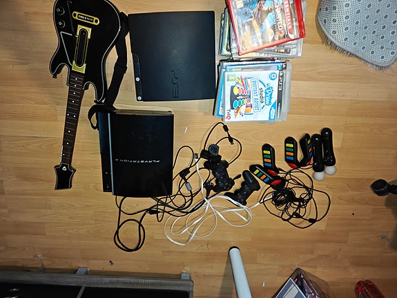 Sony PlayStation 3 pelikonsolit ja ohjaimet ja pelit ja lisäosat VALTAVA PAKETTI