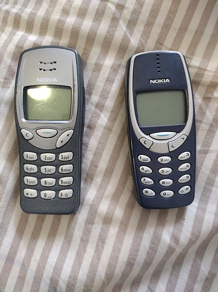 Myyn Nokian vanhat puhelimet, 3210 ja 3310