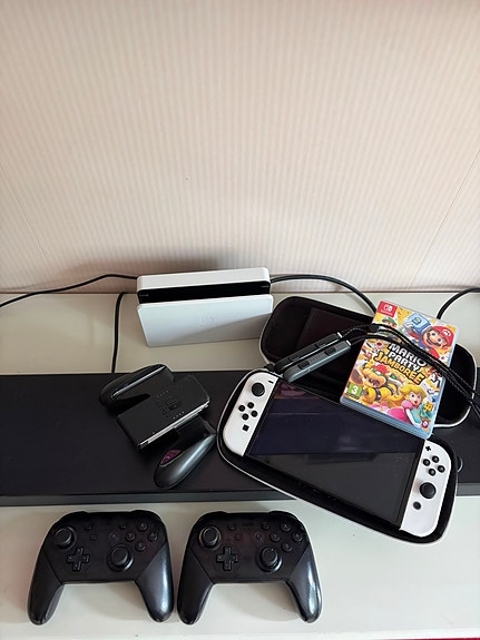 Nintendo Switch OLED ja tarvikkeita