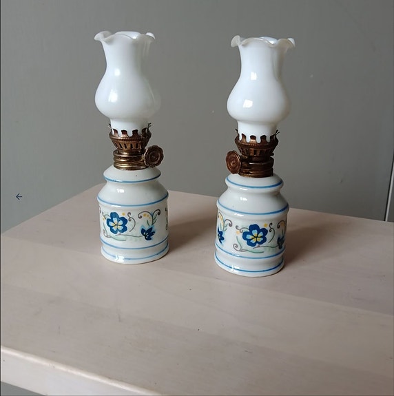 Pieni 13cm. 2kpl, öljylamppu , posliini, kukkakuosi, vintage.