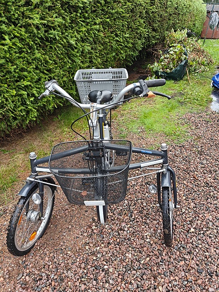 Sähköavusteinen kolmipyöräinen polkupyörä