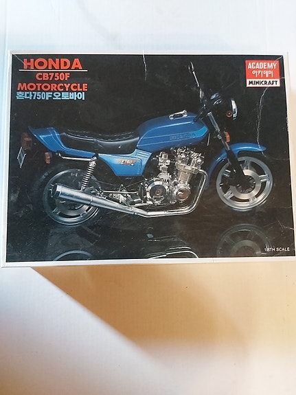Honda CB750F moottoripyörän pienoismalli