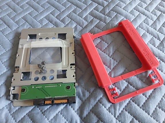 2.5″ / 3.5″ kiintolevyjen asennustelineet, toinen SATA-adapterilla