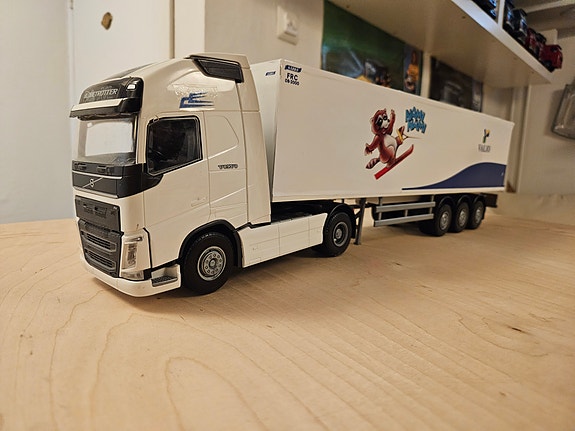 Emek Volvo rekka Valio perävaunulla leluauto