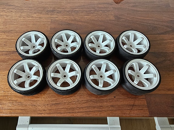 1/10 touring-renkaat ja vanteet