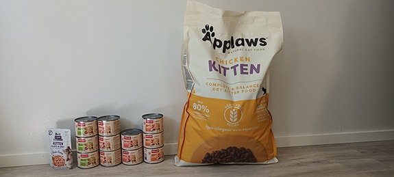 Kissan pennun kuiva- ja märkäruokaa