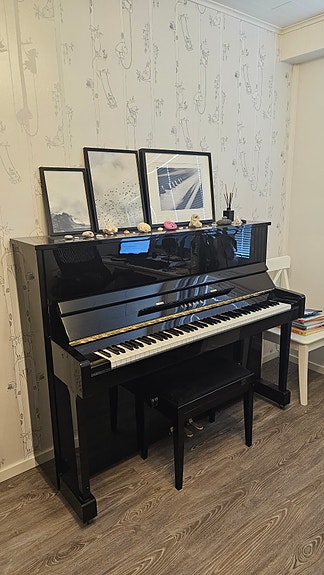 Yamaha pystypiano musta