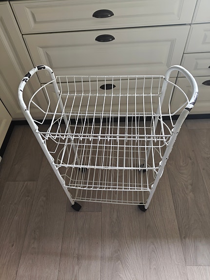 Pyörillä oleva hyllykkö
