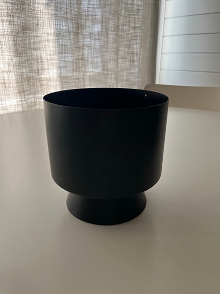 Musta metallinen kukkaruukku, 15 cm