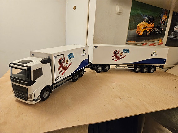 Emek Volvo Valio rekka-lelu perävaunulla