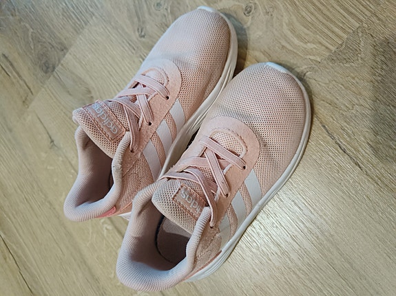 Adidas lenkkarit 26