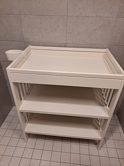 IKEA valkoinen hoitopöytä