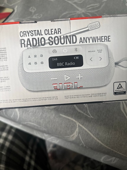 JBL Bluetooth-kaiutin ja radio valkoinen