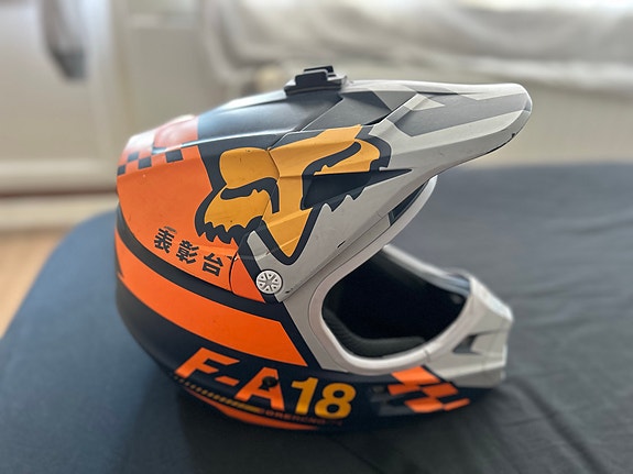 FOX V1 F-A18 crossikypärä, koko L motocross-kypärä oranssi/harmaa