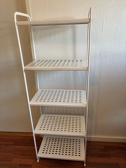 Valkoinen IKEA-hylly