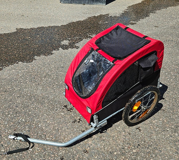 Punainen polkupyörän peräkärry koiralle
