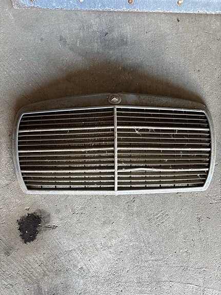 Mercedes-Benz etusäleikkö / maski