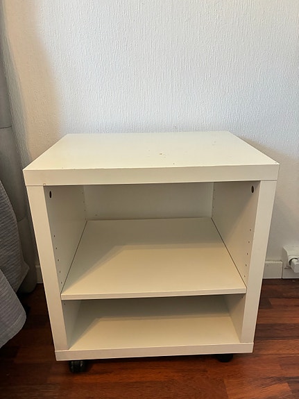 Valkoinen IKEA-yöpöytä