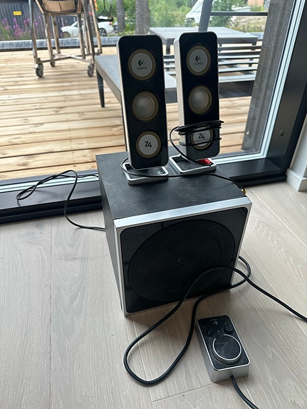 Logitech kaiutinsetti subwooferilla