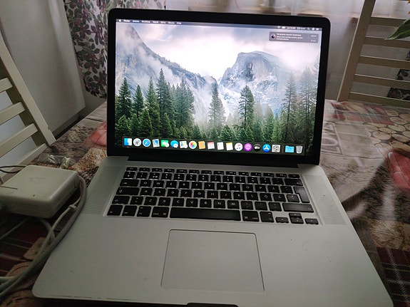 Apple MacBook Pro kannettava tietokone 15" hopea