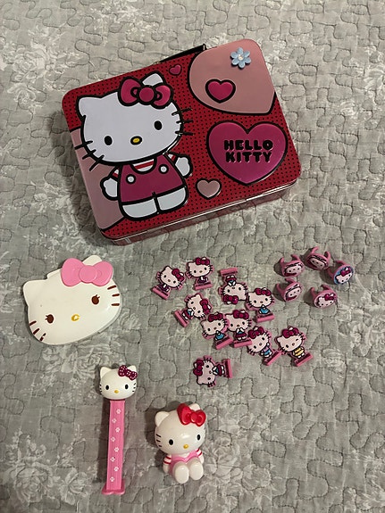 Hello Kitty lelut sekä peltilaukku kassi sanrio lelu figuurit keräily laukku