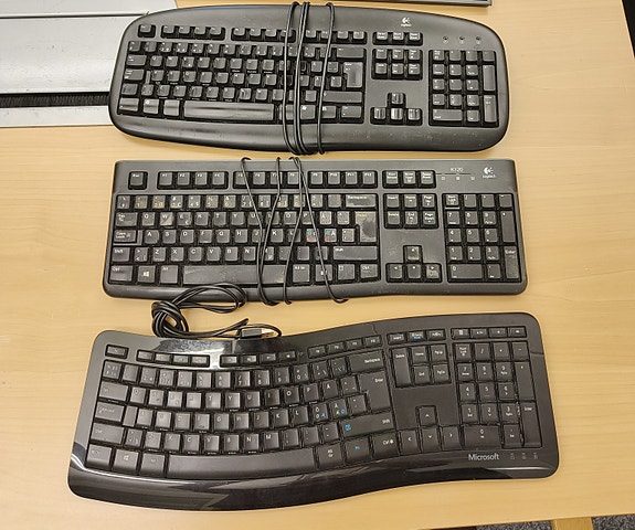 Kolmen näppäimistön erä – Logitech*2 ja Microsoft
