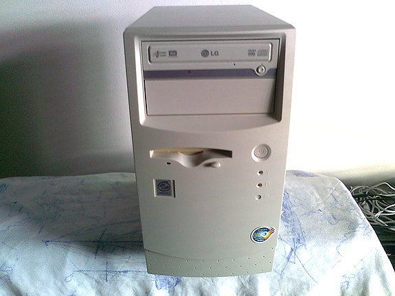 Retro / Vintage tietokone / PC + Monitori + Pieni Pelipaketti