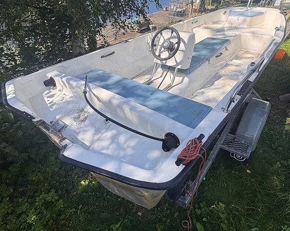 Suomi 475 Cat vene ohjauspulpetilla