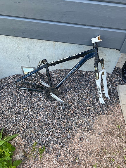 Inserra Crusher maastopyörän runko ja etuhaarukka 26" musta/valkoinen