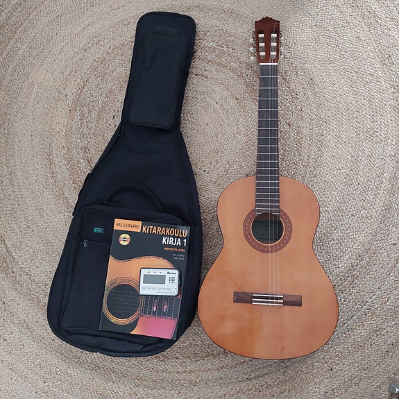 Yamaha C40 akustinen kitara ja kantoreppu