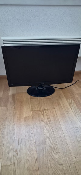 Samsung 24" TV seinätelineellä