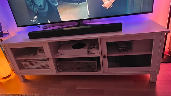 Jysk valkoinen tv-taso lasiovilla