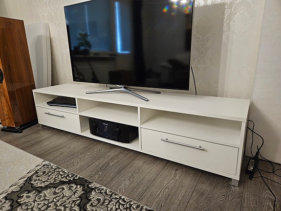 valkoinen tv-taso
