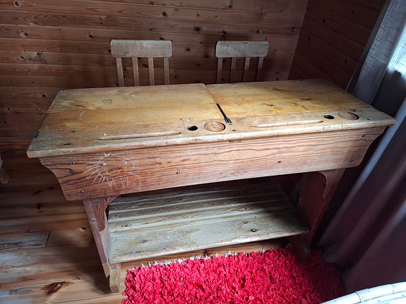 Vanha koulupöytä