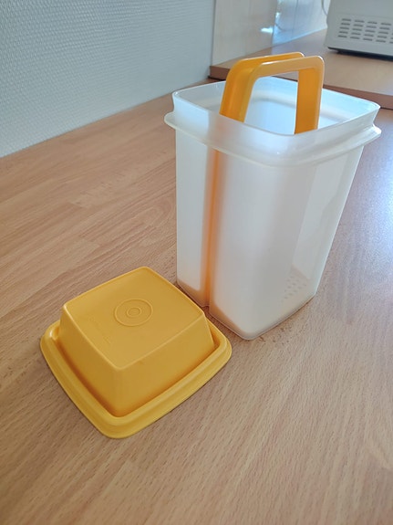Tupperware keltainen herkkuhissi