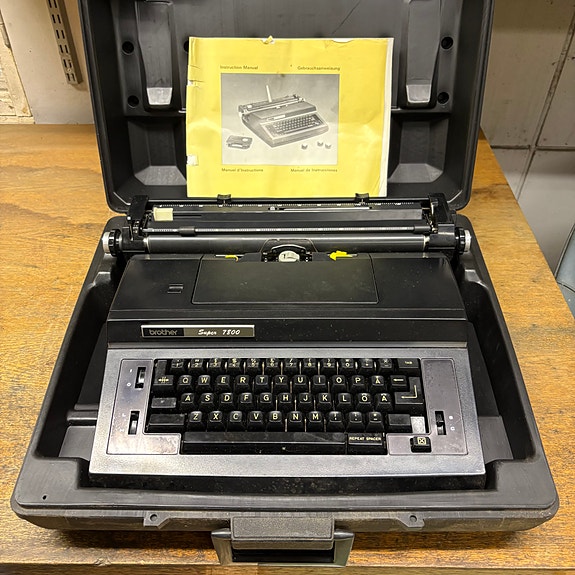 Brother 7800 -kirjoituskone koteloineen