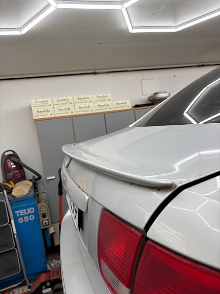 Saab 9-3 peräspoileri sedan-malliin, hopea